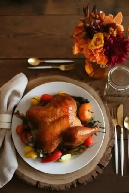 Friendsgiving dinner party decor ideas